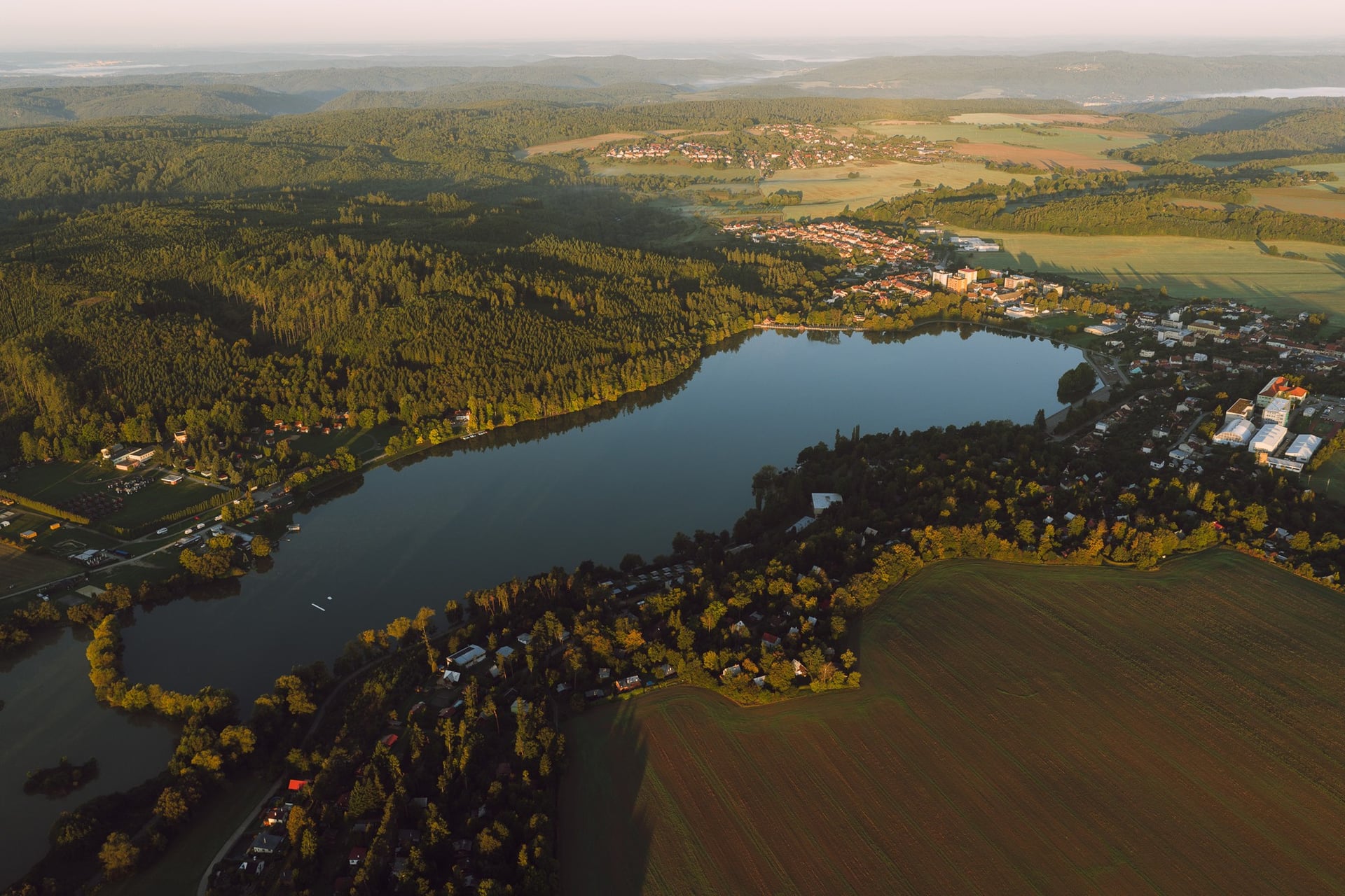 Klidná lesní krajina pro kontakt