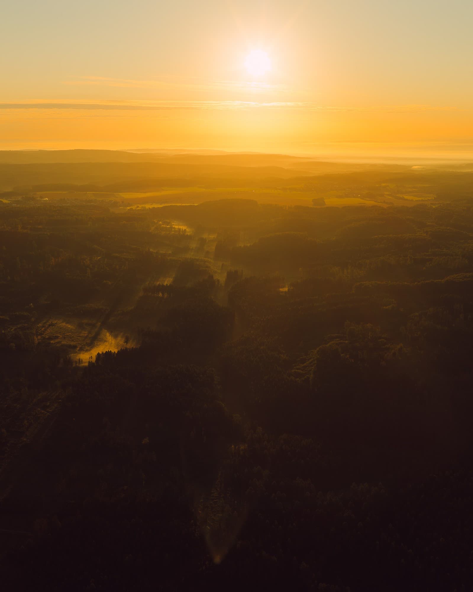 Ptačí pohled na Moravský kras při západu slunce
