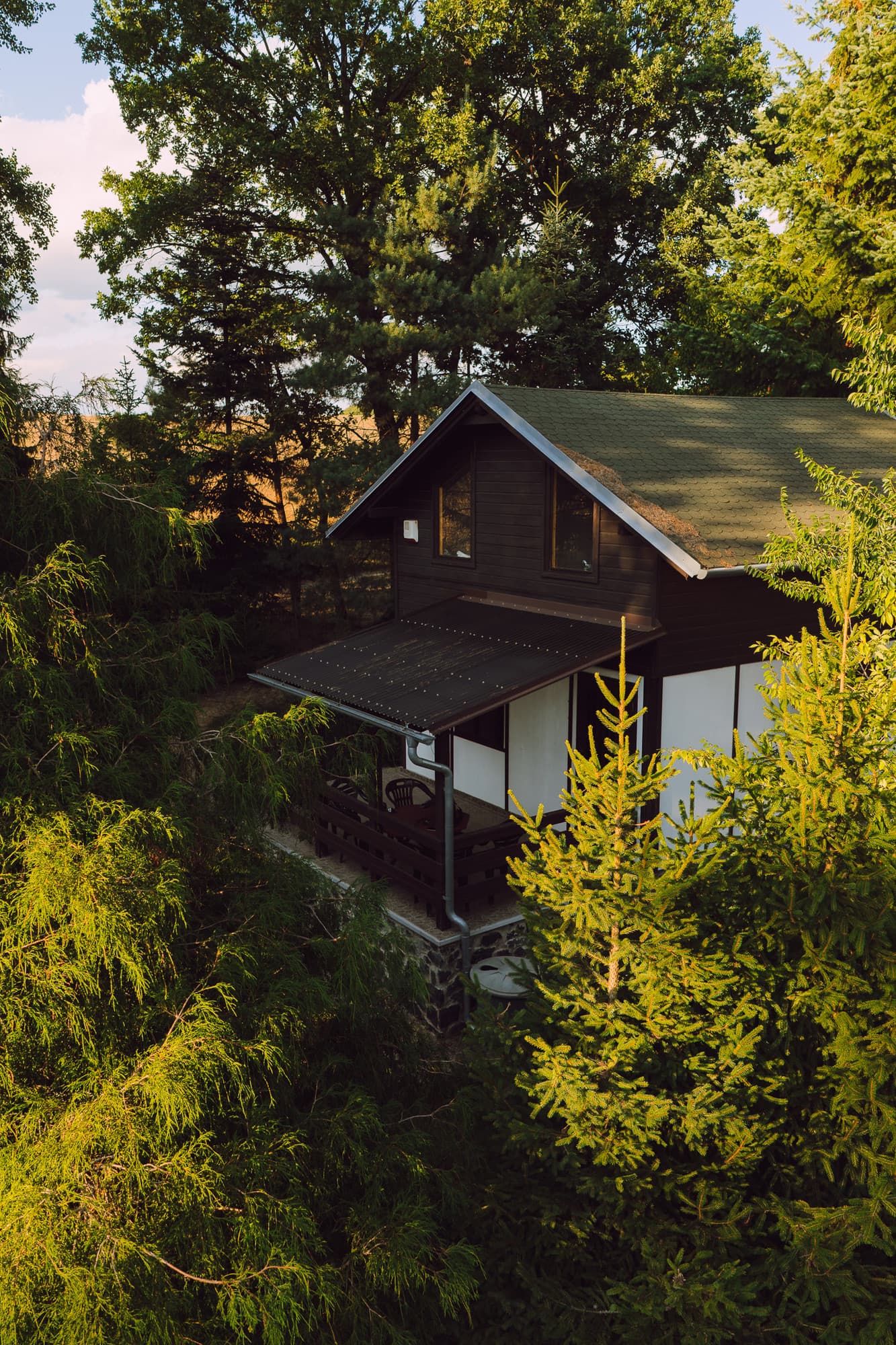 Chatka Krasonoš - Majestátní strážce mezi stromy v Moravském krasu